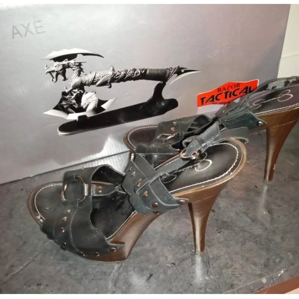 Jessica Simpson SZ 10 Black High Heels w/ Buckles and Wooden Base Pre-Owned - Picture 9 of 13